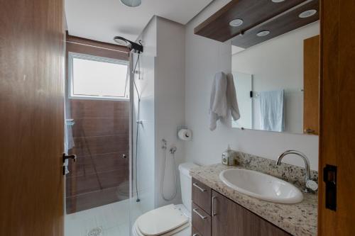 波苏斯-迪卡尔达斯Apartamento Moderno Poços de Caldas的一间带水槽、淋浴和卫生间的浴室