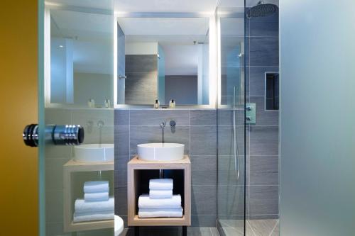 皇后堡ibis Styles Bourg La Reine的一间带两个水槽和玻璃淋浴间的浴室
