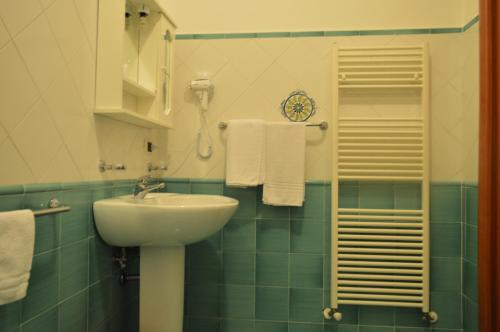 斯卡莱阿B&B Scalea Rooms的浴室配有盥洗盆、淋浴和毛巾