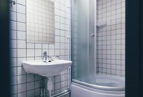 塔林Ülemiste Airport Hostel的白色的浴室设有水槽和淋浴。
