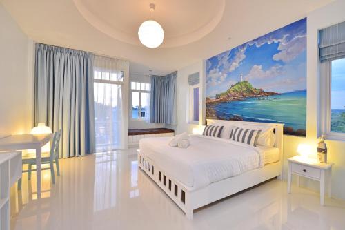 甲米镇美好卡拉比酒店的一间卧室配有一张床,并画着海洋