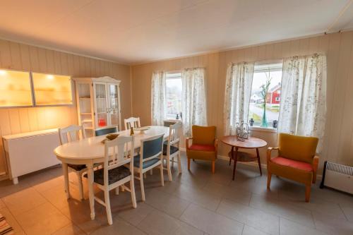 SørværElfridastua的厨房以及带桌椅的用餐室。