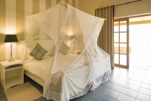 GrootfonteinGhaub Nature Reserve & Farm - ONE Namibia的一间卧室配有一张带蚊帐的床