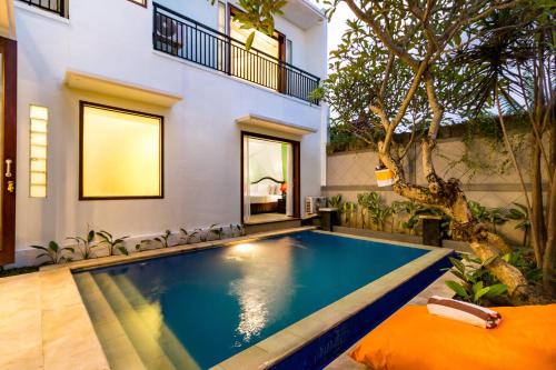 塞米亚克Villa Chandra - 3 Bedroom Villa with Private Pool的一座房子后院的游泳池