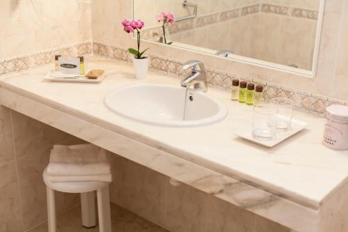 厄尔普伊格Hotel Casbah的浴室的柜台设有水槽和镜子