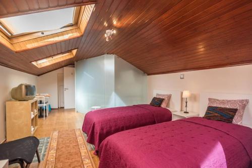 里斯本里斯本贝伦旅馆的一间卧室设有两张床和木制天花板