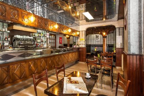 马尔沃若勒Hôtel Des Rochers的餐厅设有酒吧,配有桌椅