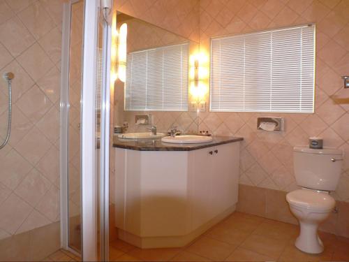 开普敦哈约什酒店的一间带卫生间和水槽的浴室