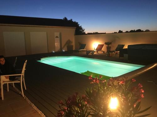 维尔特·圣丹尼斯Chez Jojo & Cassi的后院的游泳池