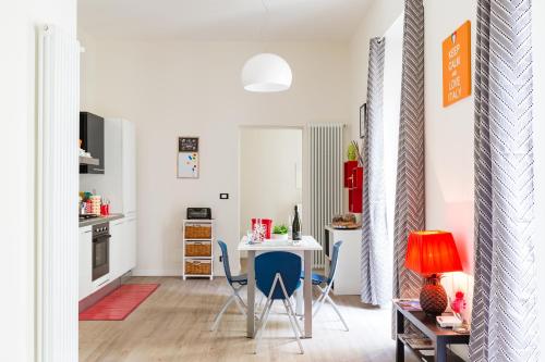 罗马六十一豪华间公寓的厨房以及带桌椅的用餐室。