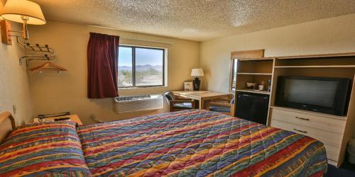 哈瓦苏湖城哈瓦苏湖城速8酒店的配有一张床和一台平面电视的酒店客房