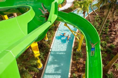 奥兰多The Grove Resort & Water Park Orlando的水上公园水滑梯的顶部景观