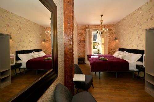 桑坦德Center Suite Santander的酒店客房,设有两张床和镜子