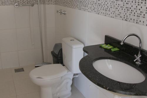 特林达迪Hotel Pousada Recanto do Pai的浴室配有卫生间、盥洗盆和淋浴。