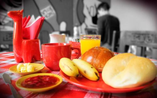 利马Great Partners hostel的桌上的红色食物盘,水果
