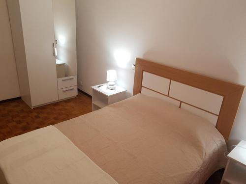 夫塞塔夫塞塔公寓的一间卧室配有一张床和一张桌子上的台灯