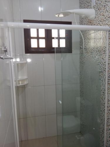 伦索伊斯Cantinho na Chi'apada的带窗户的浴室内的玻璃淋浴间