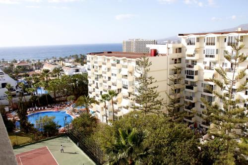 美洲海滩Las Americas Tenerife的享有大楼和游泳池的空中景致