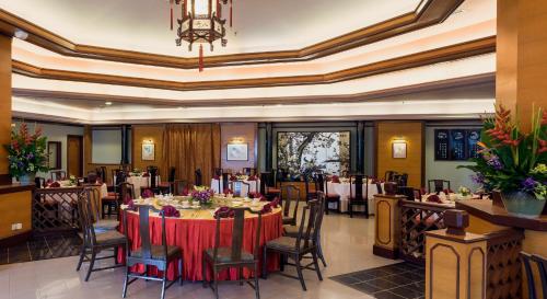瓜埠湾景国际度假酒店的一间带桌椅和吊灯的用餐室