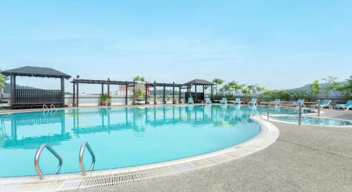 瓜埠湾景国际度假酒店的一座带椅子的度假村的大型游泳池