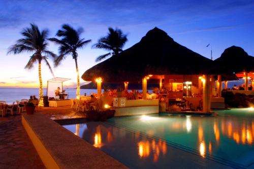 马萨特兰棕榈树度假酒店内部或周边的泳池