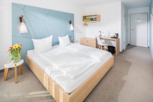 诺德奈Haus KLIPPER Norderney的一间卧室设有一张蓝色墙壁的大床