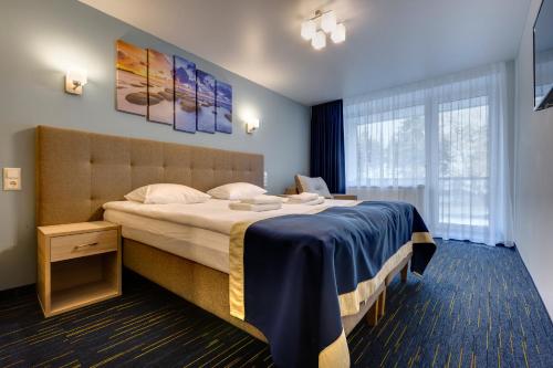 纳尔瓦约埃苏Liivarand Hotel的酒店客房设有床和窗户。
