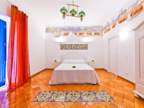 利帕里Punta Sallustro Lipari的卧室配有一张床