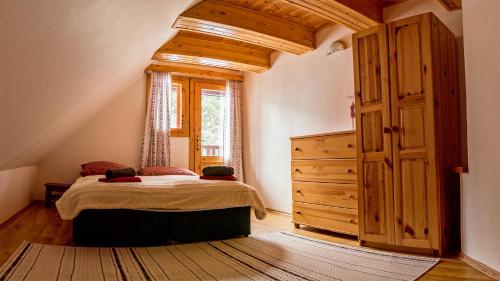 利普托斯基米库拉斯Chata Delta的一间卧室设有一张床和一个大窗户
