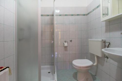 木洛希尼Apartman Dragica的浴室配有卫生间、盥洗盆和淋浴。