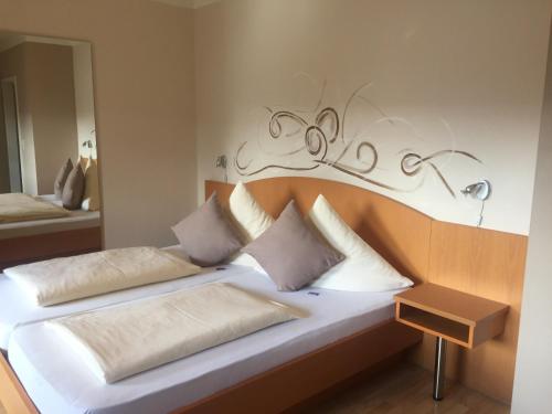 因戈尔施塔特瓦格纳宾馆 的一间卧室配有两张床、床头板和镜子