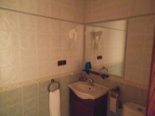 YepesHostal Los Galgos的一间带水槽、镜子和卫生间的浴室