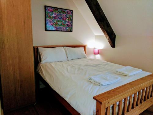 布里斯托17 Crusader House的卧室里一张带两条毛巾的床