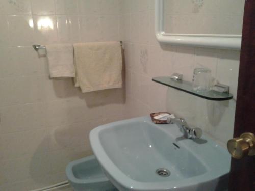 维戈索尔波旅馆的浴室配有盥洗盆、淋浴和毛巾