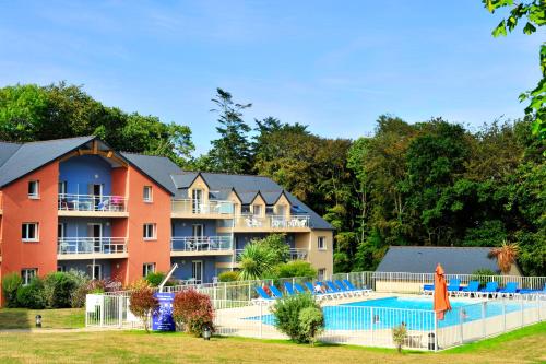 卡朗泰克海峡吉奥利亚公寓式酒店的一座带游泳池和度假村的酒店