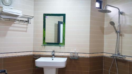 萨帕Fancy Sapa Hostel 2的一间带水槽和镜子的浴室