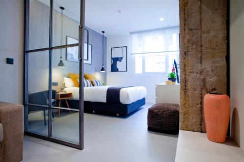 毕尔巴鄂Bilbao Centric Apartments的一间卧室配有一张床和一面大镜子