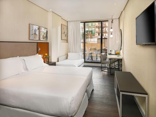 巴塞罗那H10美术馆4 *索普酒店的酒店客房设有一张大床和一台电视。