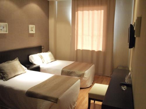赫塔费王朝酒店的酒店客房设有两张床和窗户。
