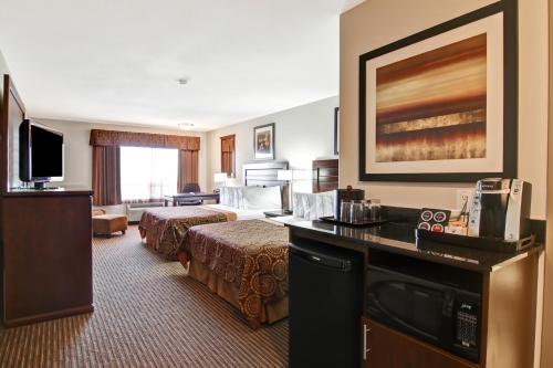 Humboldt卡纳塔洪堡酒店的酒店客房设有两张床和一台平面电视。