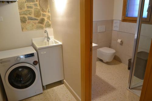 TeoloCa' Tobia的一间带洗衣机和卫生间的浴室