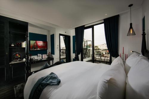河内JM马弗尔Spa酒店的卧室设有白色大床和窗户。