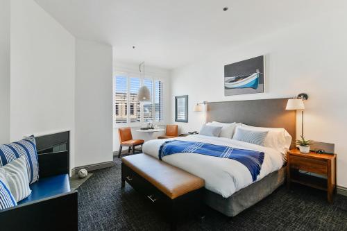 蒂伯龙沃特斯艾治酒店的配有一张床和一把椅子的酒店客房