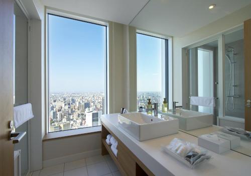 名古屋JR门楼酒店的一间浴室