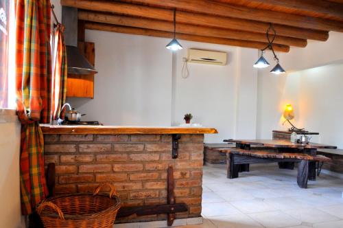 门多萨阿沃雷亚公寓的厨房配有砖台和桌子