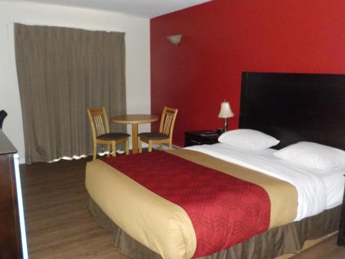 弗农弗农酒店的酒店客房带一张床、一张桌子和椅子