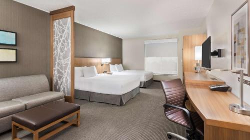 圆石城Hyatt Place Austin/Round Rock的酒店客房设有一张大床和一张沙发。