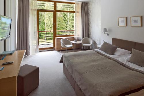 克拉尼斯卡戈拉Špik Alpine Resort的酒店客房设有床和窗户。