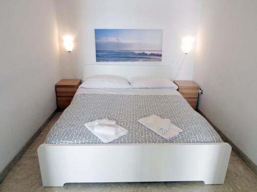 滨海波利尼亚诺La Conchiglia Domus的房间里的一张床位,上面有两条白色毛巾