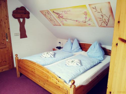 Sankt Blasen格斯特豪斯霍贝雷特那儿酒店的一间卧室配有一张带蓝色床单的木床。